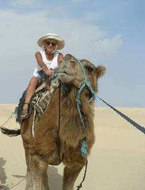 Sonia � dromadaire dans le dessert du sud tunisien