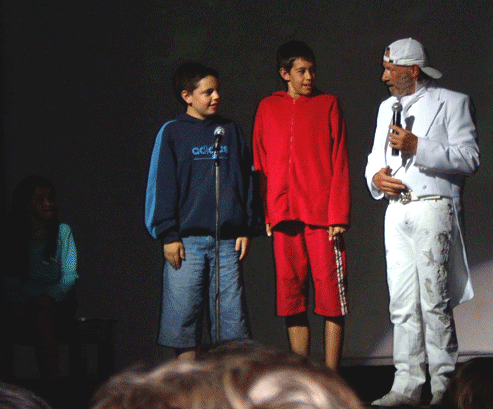 DM et 2 jeunes spectateurs pour l'�cole du ventriloque