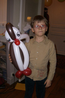 Et pendant l'ouverture des cadeau et bien c'est sculptures de ballons par le papa de Nestor