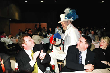 Nestor et David Michel dans la salle de cabaret