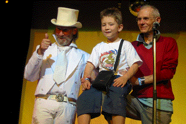 Adulte et 1 enfant spectateurs font de la ventriloquie sous les conseilles de David Michel
